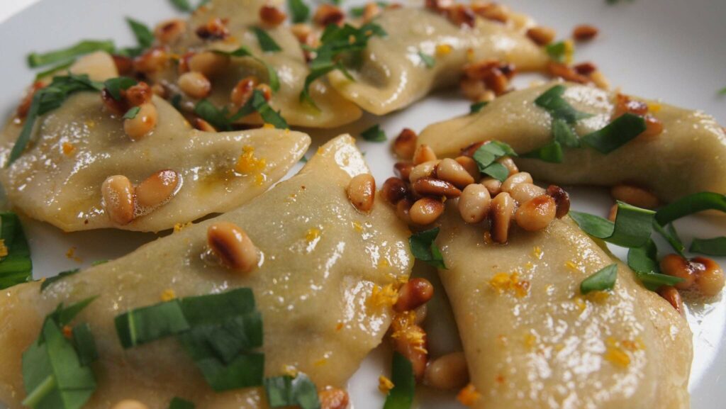 Pasta Ravioli mit Pinienkernen