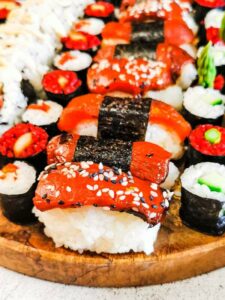 Sushi vegan Platte mit Nigiri und Hoso-Maki und Melonen-Thunfisch