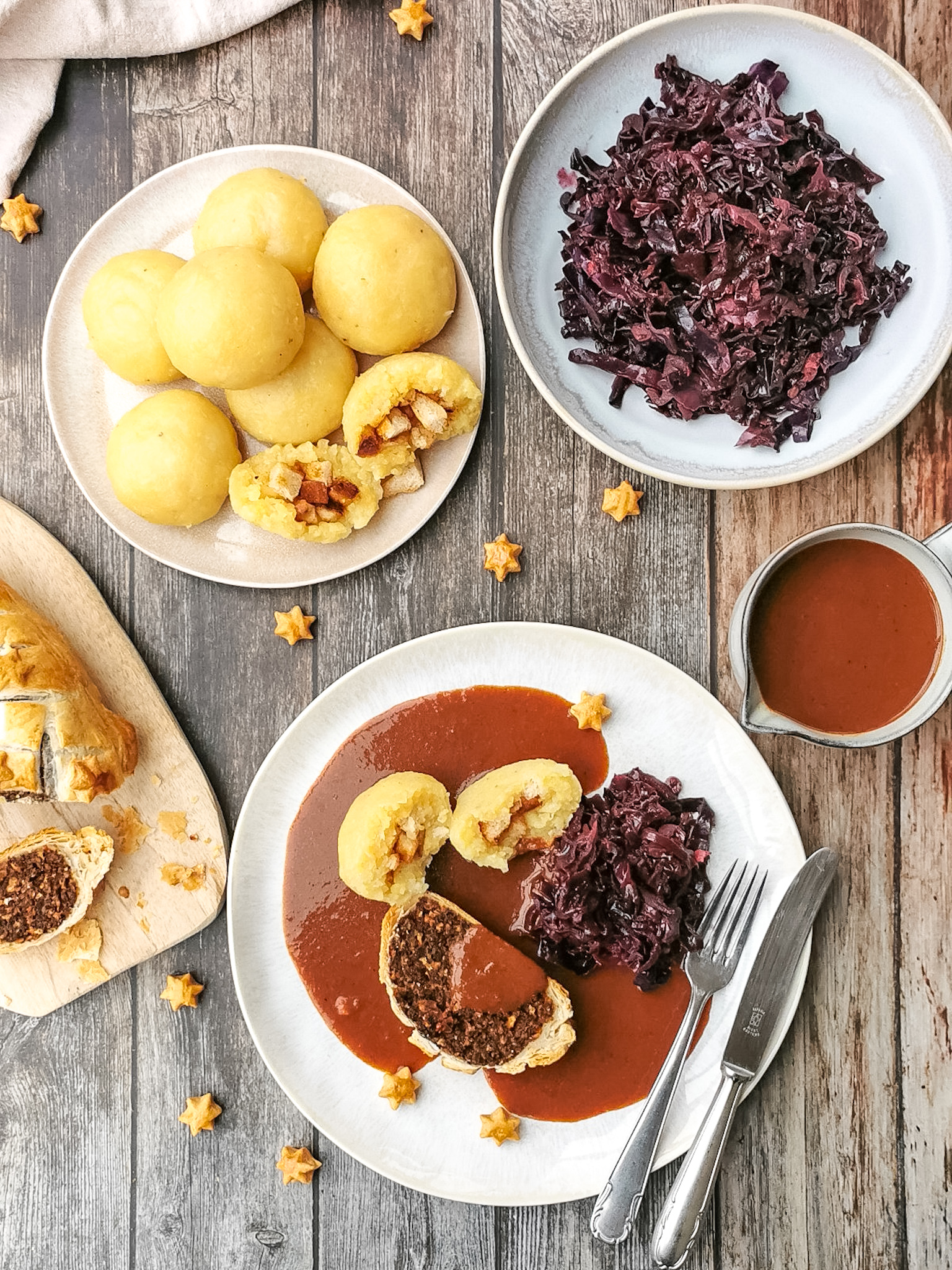 veganes Weihnachtsmenü mit Blaukraut, Knödel und Braten